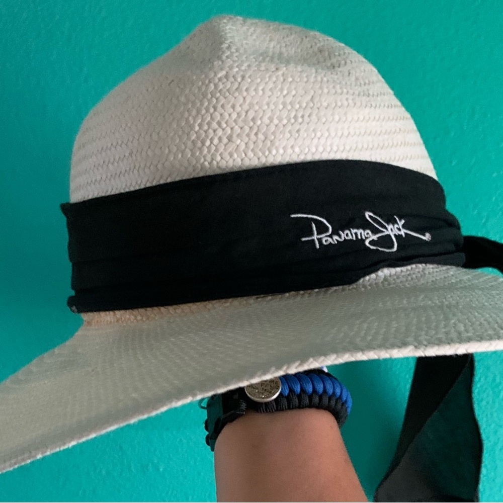 4 Different Hats - Picture 15 of 16